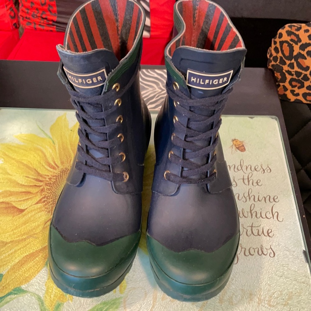 TOMMY HILFIGER RAIN BOATS. SIZE 7.